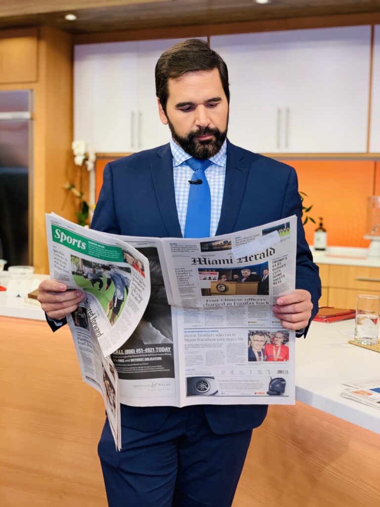 Albert Martínez leyendo el periódico